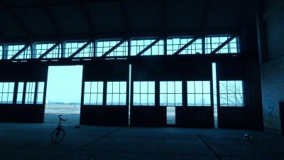 der Werneuchener Hangar im blauen Licht