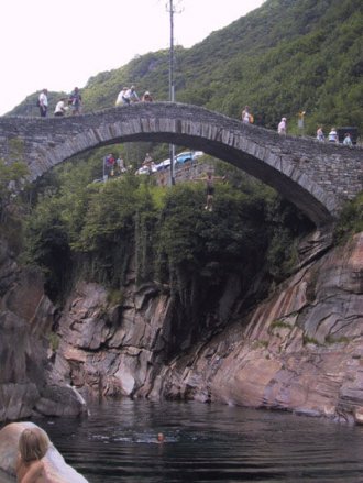 tapfere Sprünge von der Ponte dei Saltri